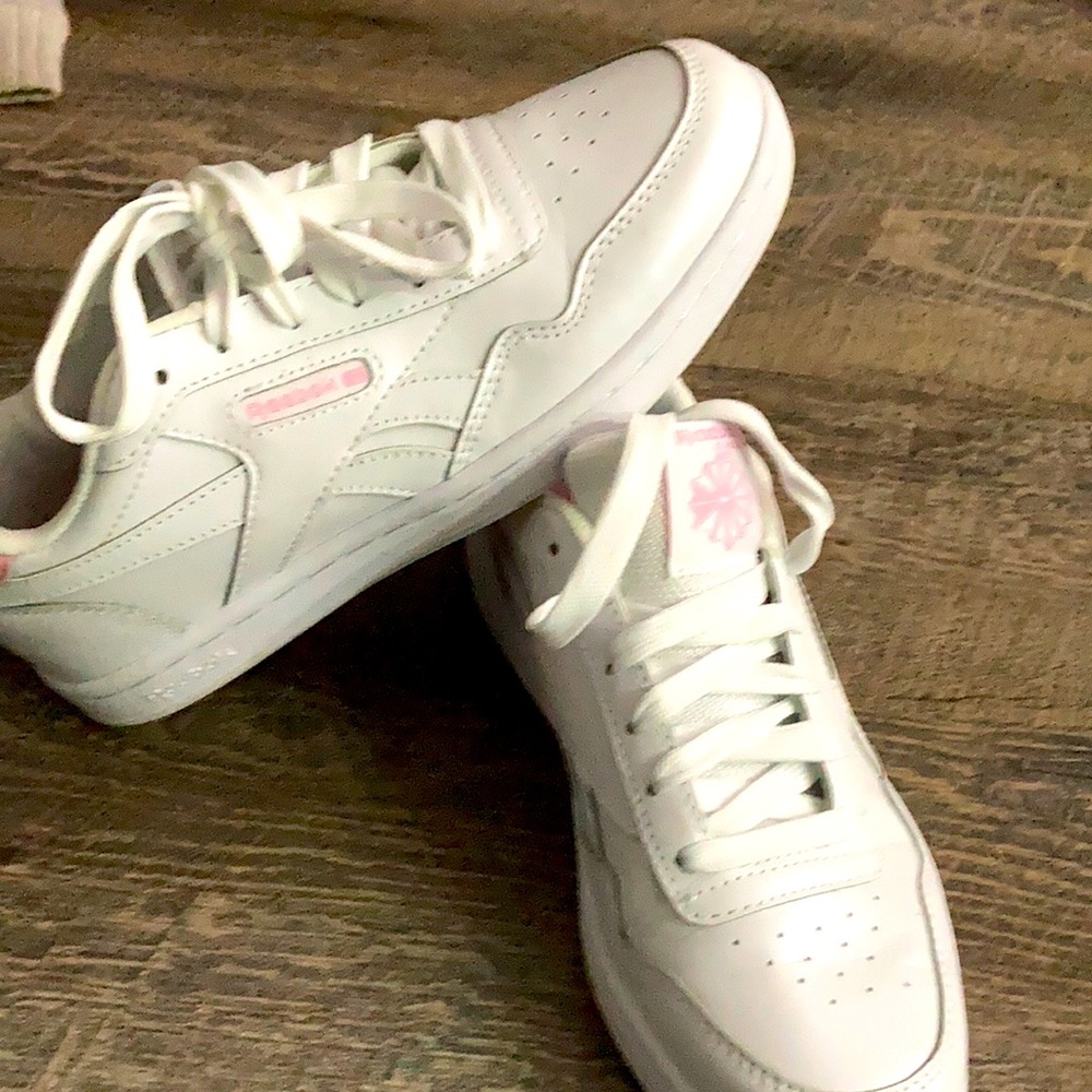 2/20 Reebok Tennis Shoes, So cute!🌸😁